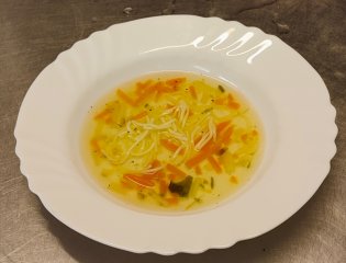 Oběd 24.10.2025 vývar s nudlemi