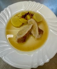 Oběd 16.12.2025 záhorácký závitek s domácím bramborovým knedlíkem