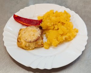 Oběd 27.10.2025 zapečené filé s rajčaty a mozzarellou