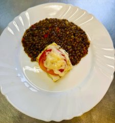 Oběd 11.12.2025 zapečené filé se sýrem a rajčaty, čočkový salát