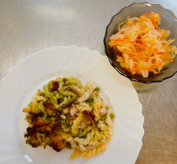 Oběd 26.01.2026 zapečené těstoviny s krůtím masem, hráškem a smetanou