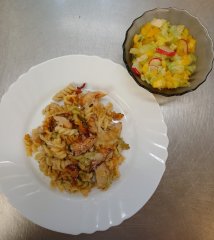 Oběd 01.12.2025 zapečené těstoviny s kuřecím a parmazánem, čerstvý zeleninový salát