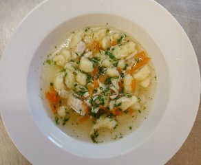 Oběd 19.02.2026 zeleninová polévka s noky