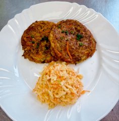 Oběd 16.10.2025 zeleninové placičky se salátem coleslaw