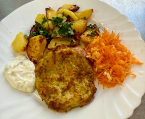 Oběd 17.03.2026 zeleninové placky, pečené brambory a zelný salát