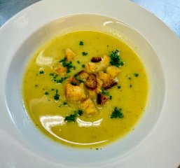 Oběd 02.03.2026 zeleninový krém s krutony