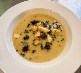 Oběd 28.04.2026 zeleninový krém s krutony