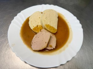 Oběd 19.09.2025 znojemská s houskovým knedlíkem