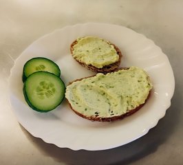 Svačina hrášková pomazánka s chlebem, okurka