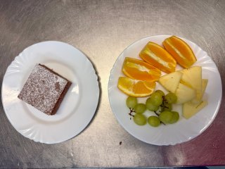 Svačina 10.12.2025 domácí moučník a ovoce